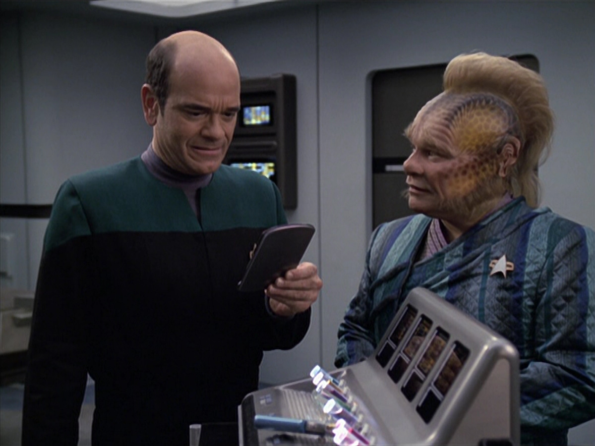 extant_StarTrek_VOY_6x24-LifeLine_00479.jpg