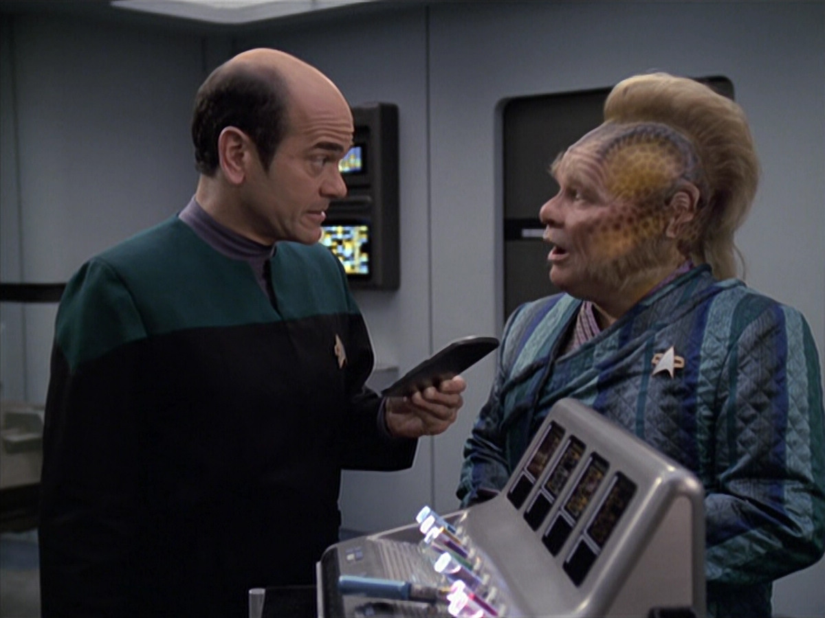 extant_StarTrek_VOY_6x24-LifeLine_00494.jpg