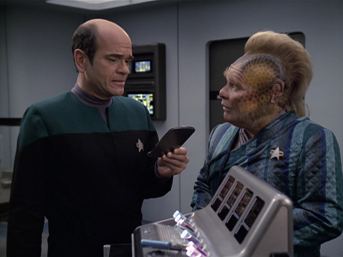 extant_StarTrek_VOY_6x24-LifeLine_00495.jpg