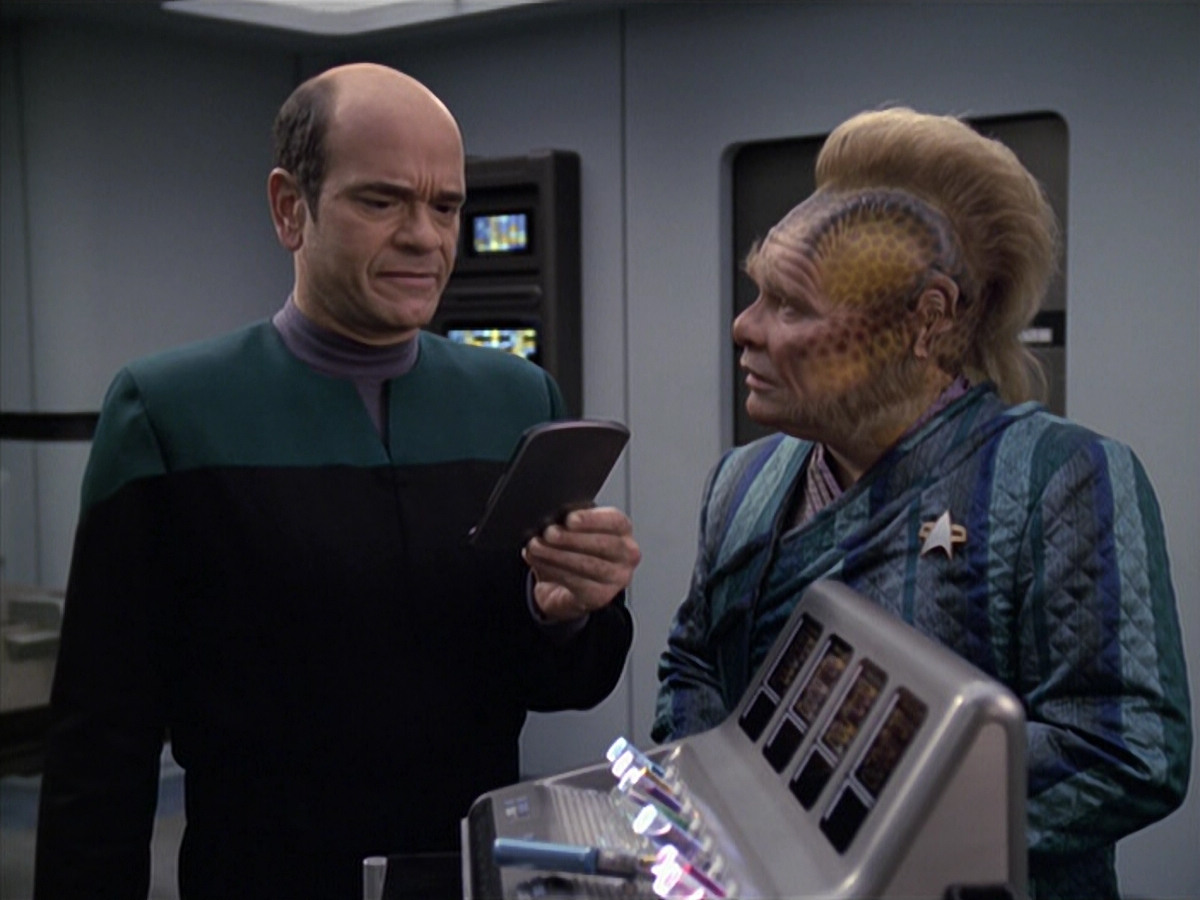 extant_StarTrek_VOY_6x24-LifeLine_00499.jpg