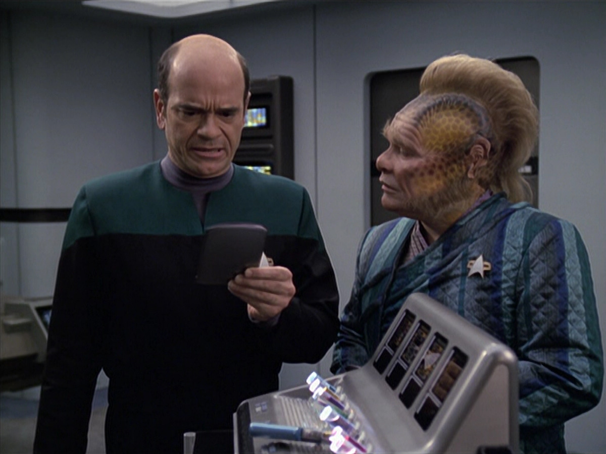 extant_StarTrek_VOY_6x24-LifeLine_00501.jpg