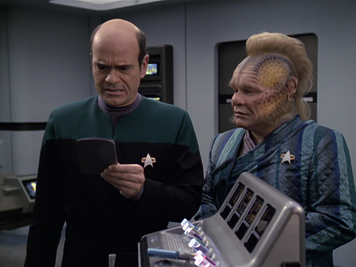 extant_StarTrek_VOY_6x24-LifeLine_00503.jpg