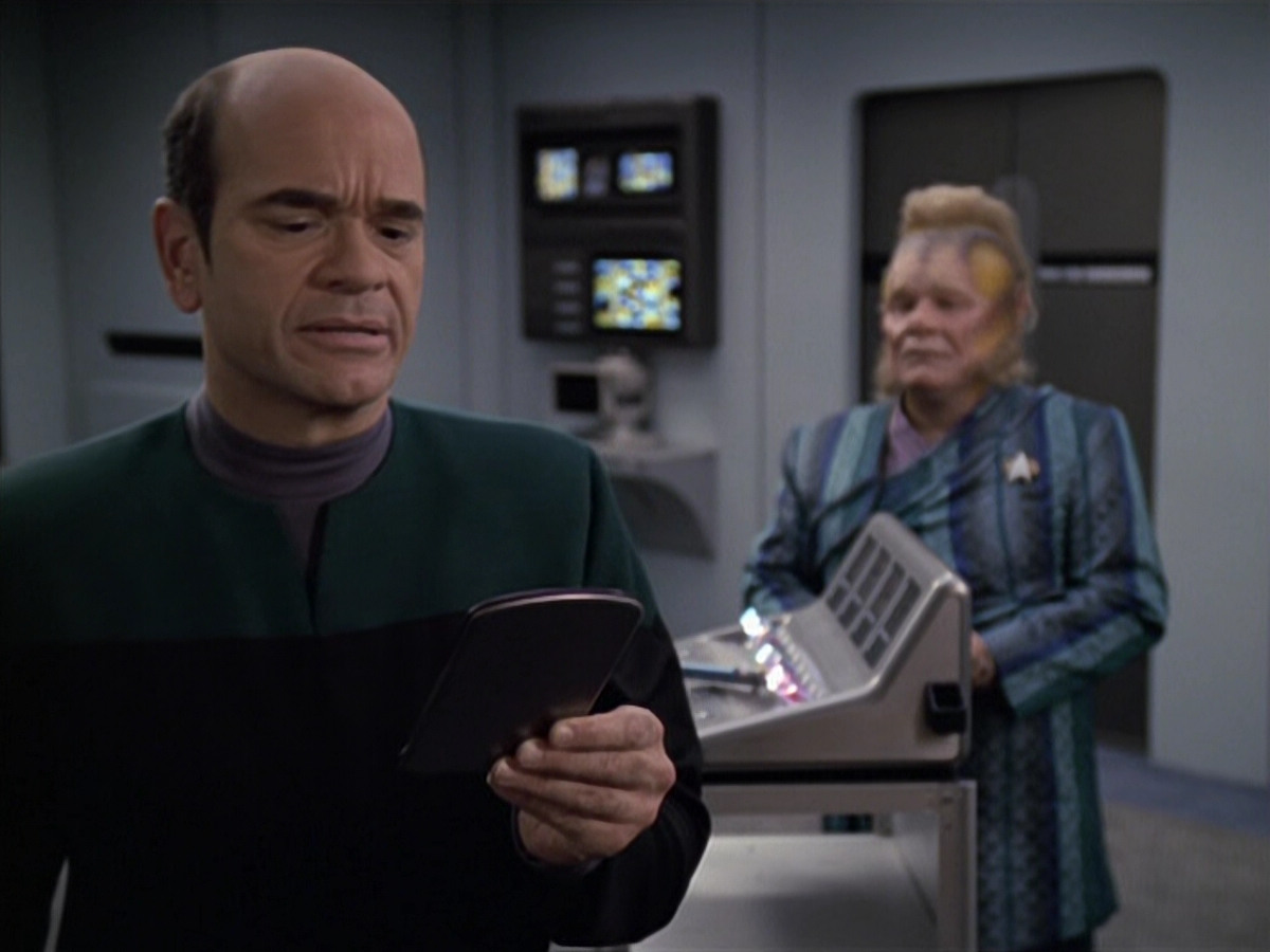 extant_StarTrek_VOY_6x24-LifeLine_00513.jpg