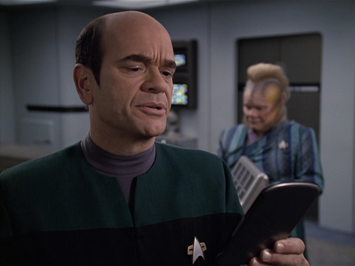 extant_StarTrek_VOY_6x24-LifeLine_00521.jpg