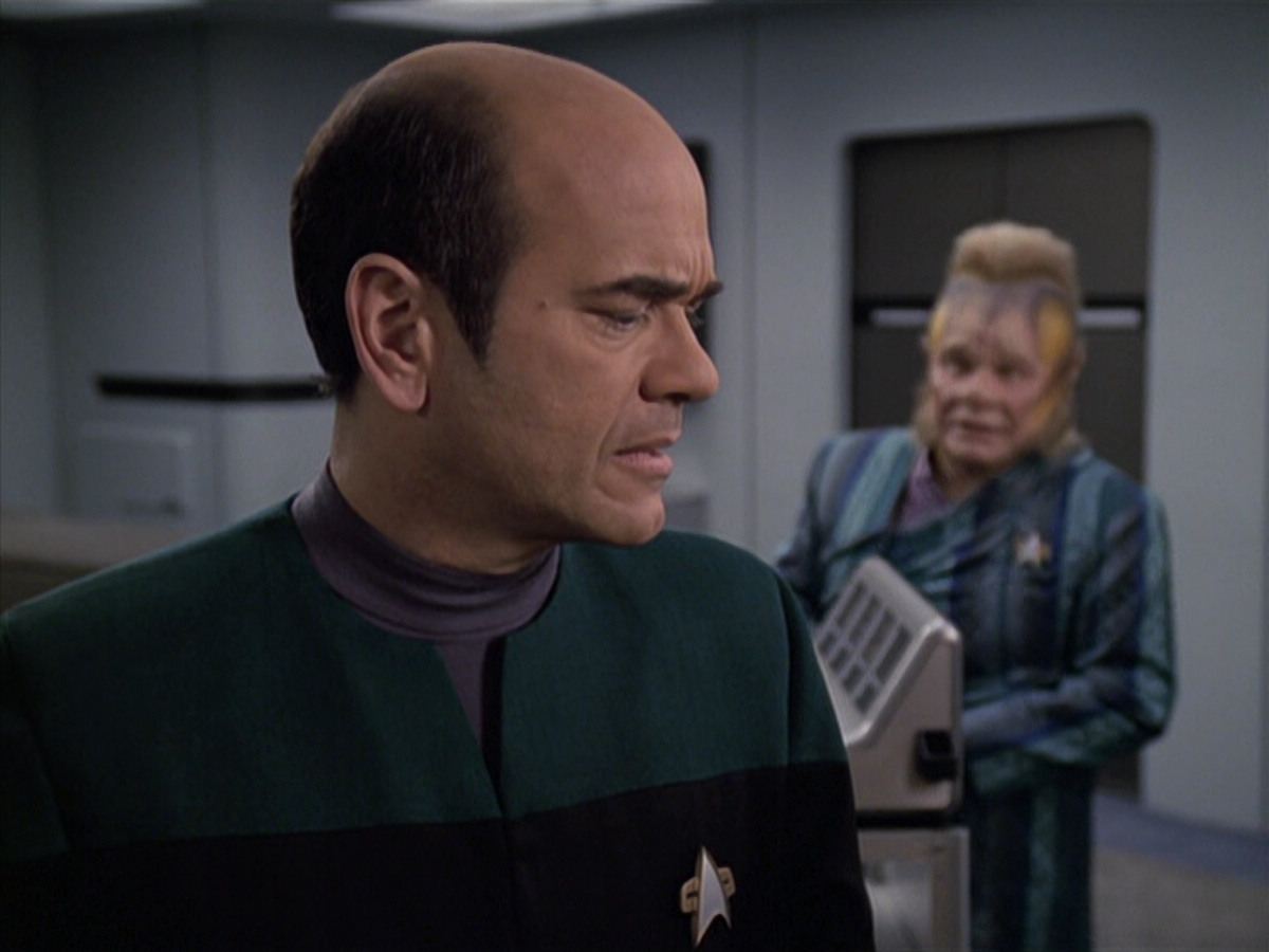 extant_StarTrek_VOY_6x24-LifeLine_00534.jpg