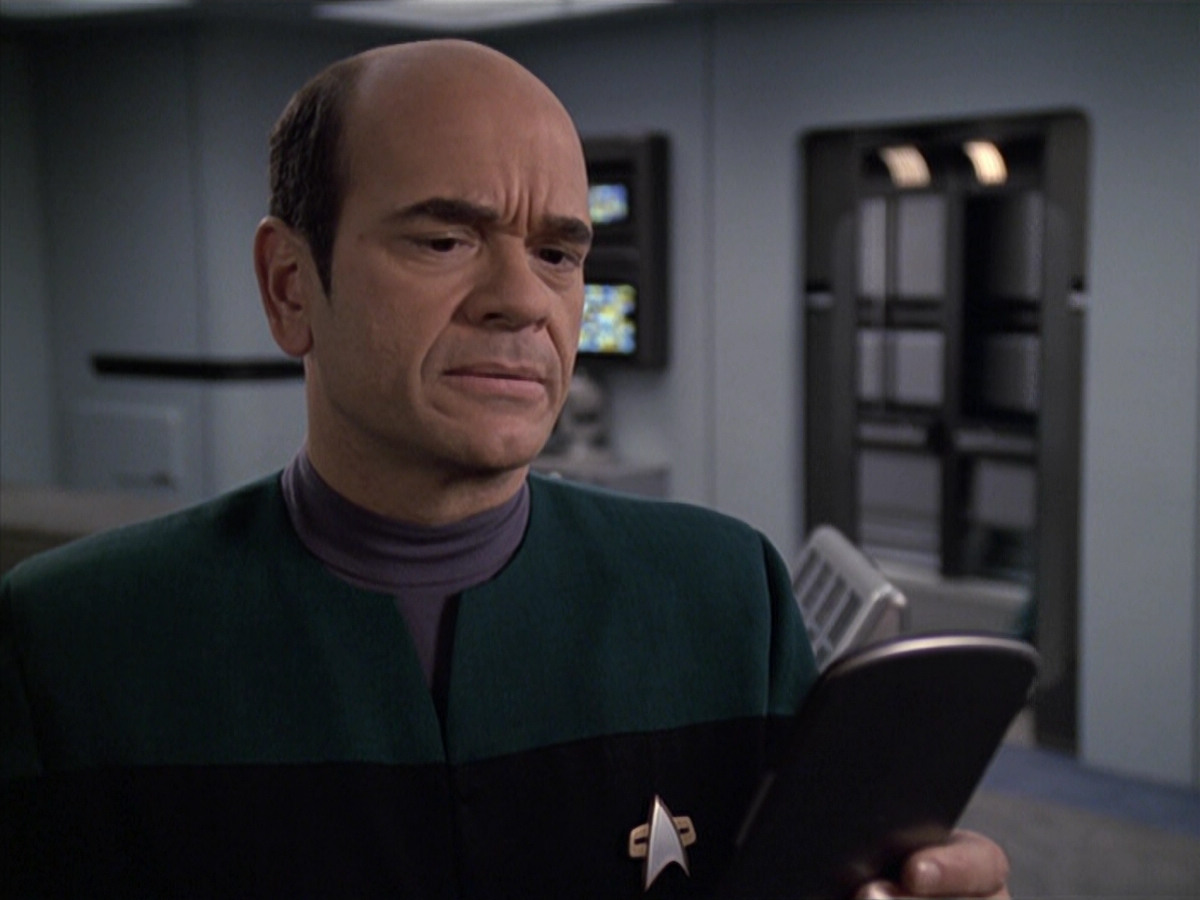 extant_StarTrek_VOY_6x24-LifeLine_00541.jpg