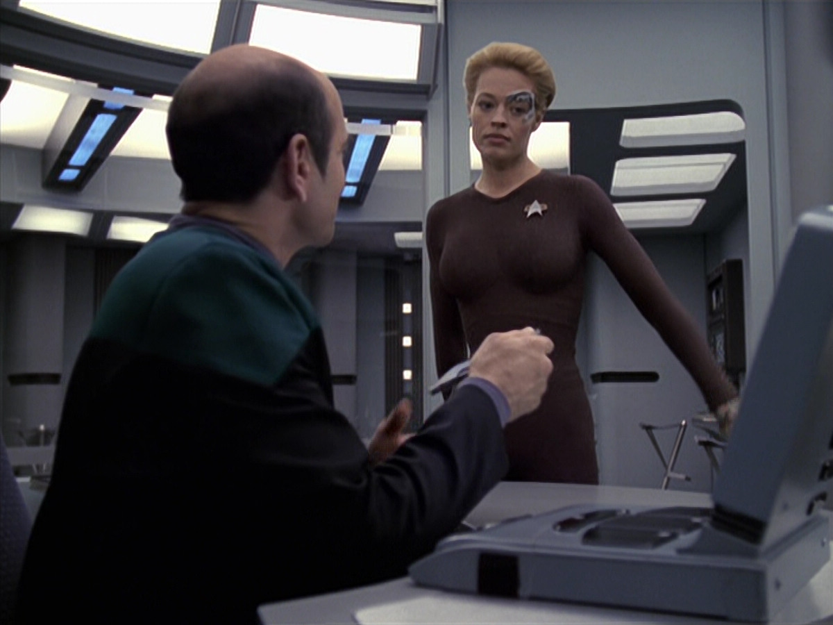 extant_StarTrek_VOY_6x24-LifeLine_00557.jpg