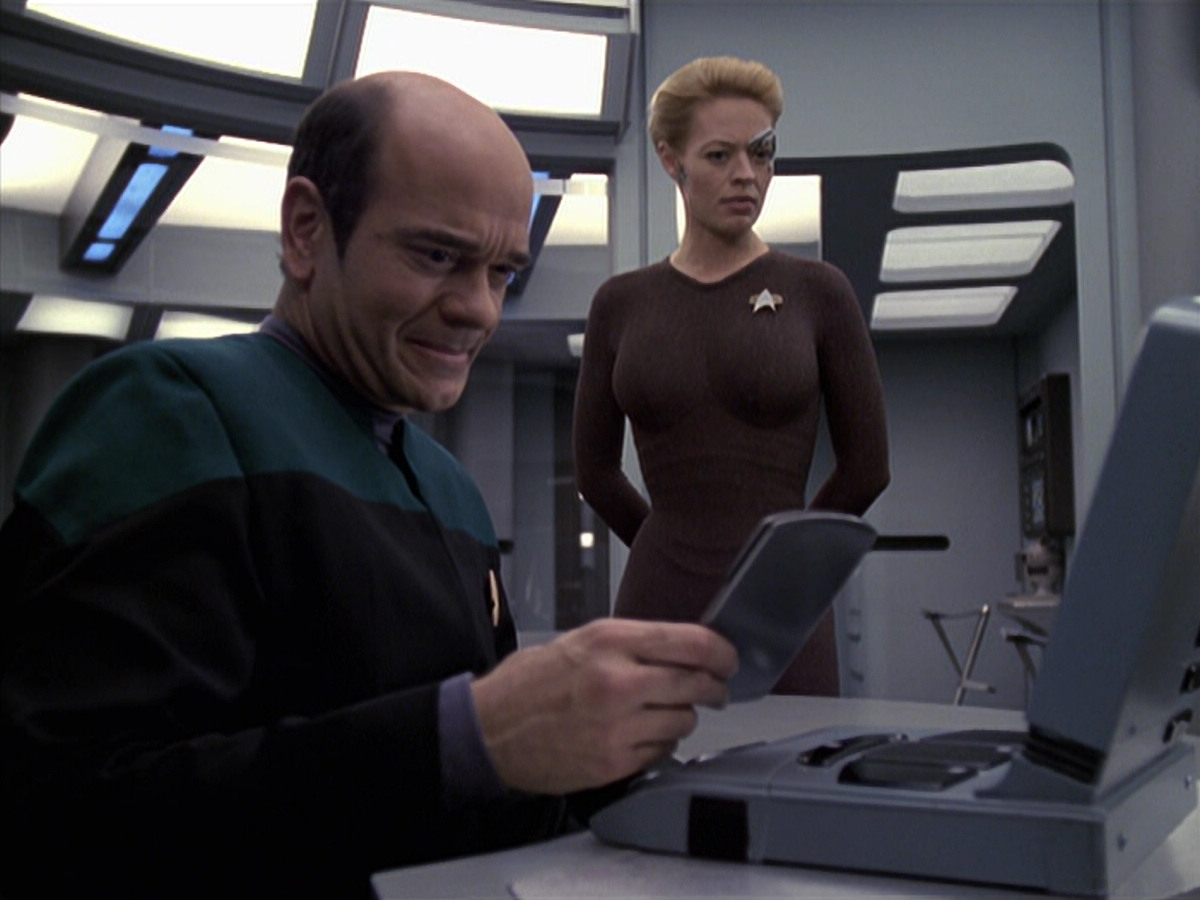 extant_StarTrek_VOY_6x24-LifeLine_00560.jpg