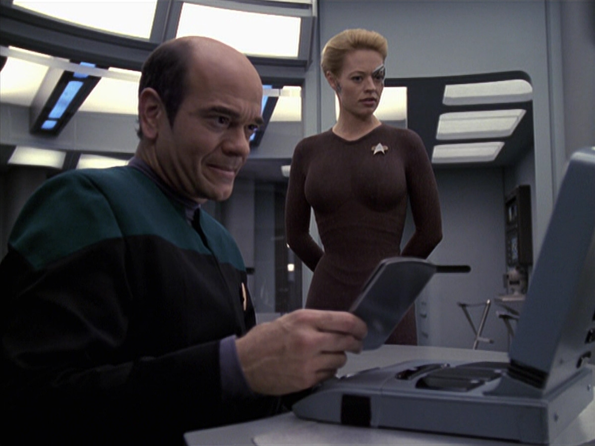 extant_StarTrek_VOY_6x24-LifeLine_00561.jpg