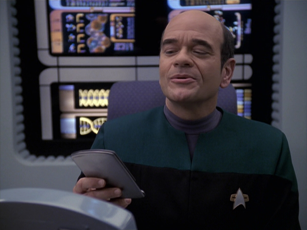 extant_StarTrek_VOY_6x24-LifeLine_00574.jpg