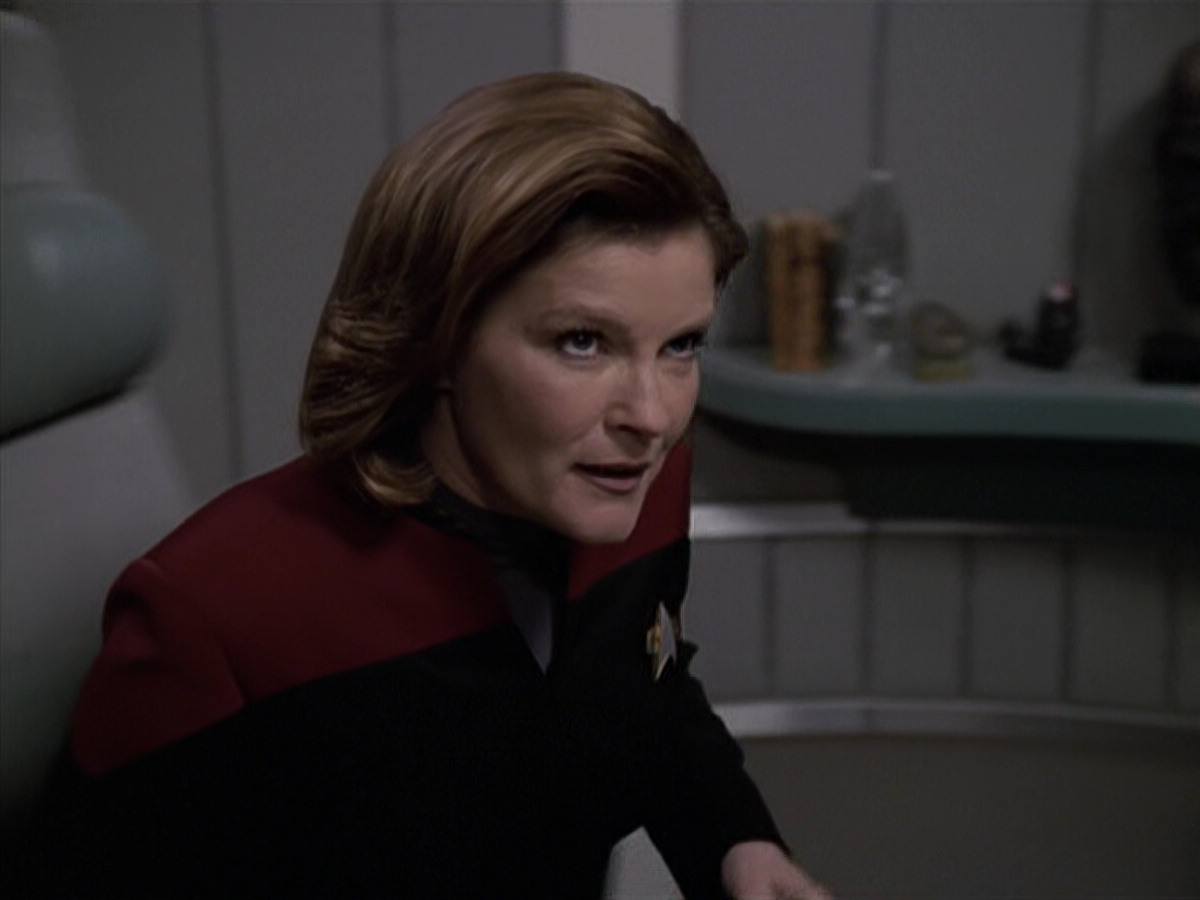 extant_StarTrek_VOY_6x24-LifeLine_00637.jpg