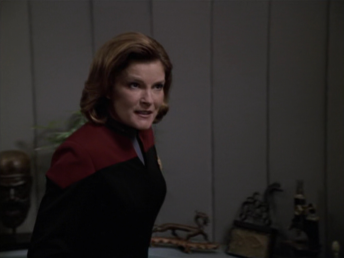 extant_StarTrek_VOY_6x24-LifeLine_00640.jpg