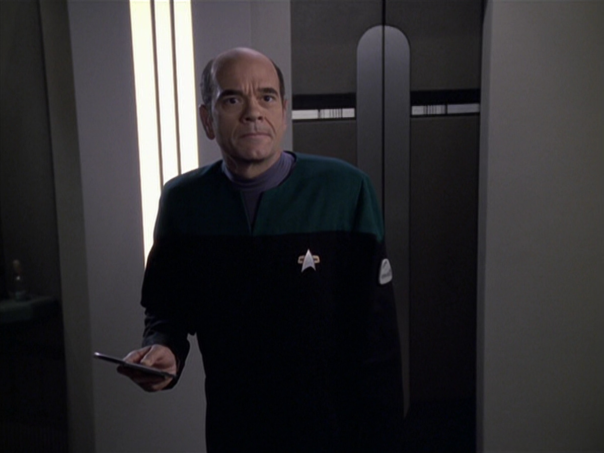 extant_StarTrek_VOY_6x24-LifeLine_00654.jpg