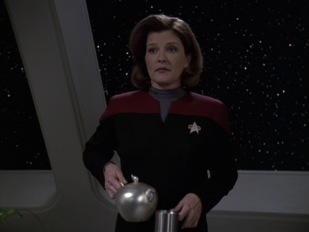 extant_StarTrek_VOY_6x24-LifeLine_00659.jpg