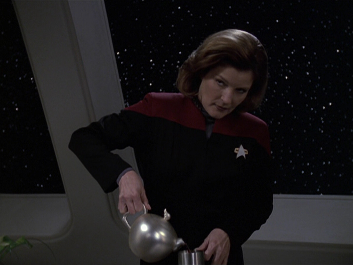 extant_StarTrek_VOY_6x24-LifeLine_00676.jpg