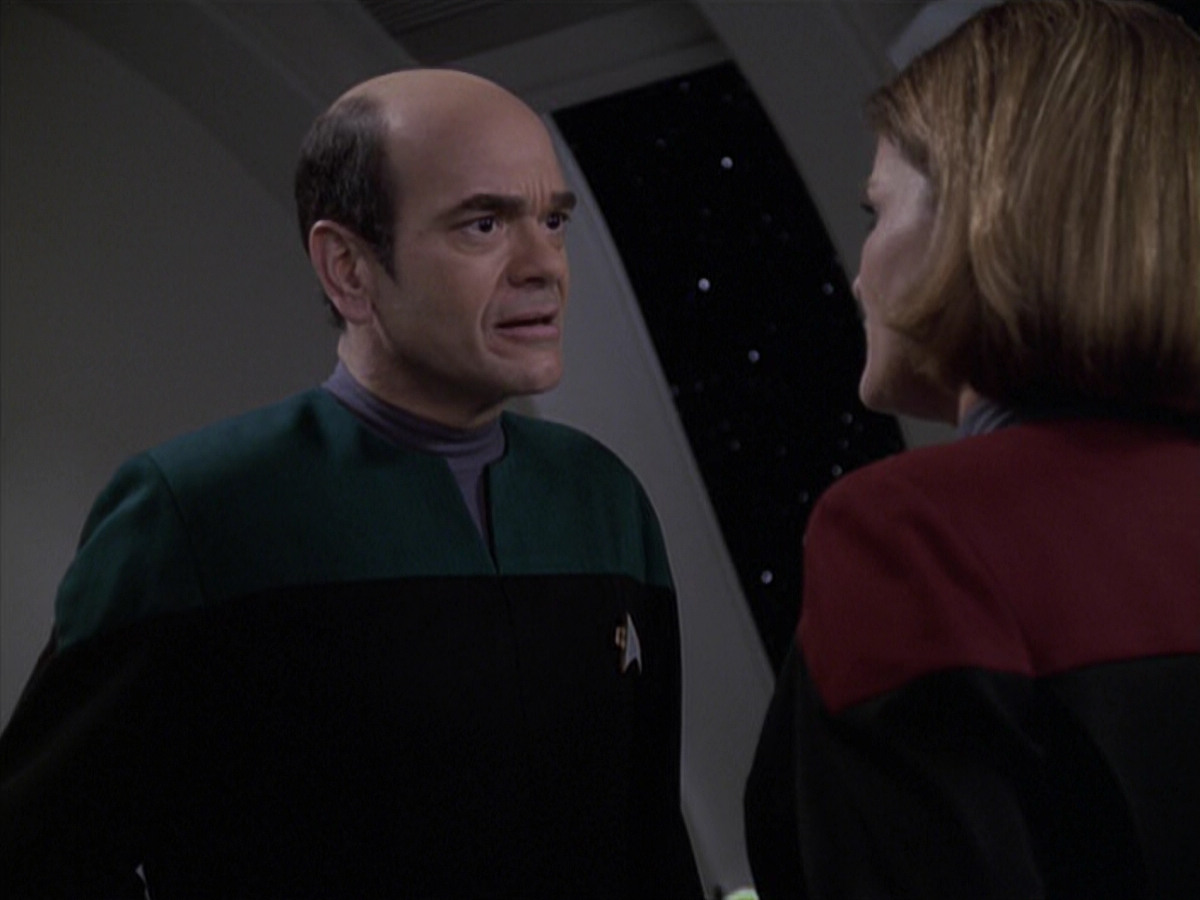 extant_StarTrek_VOY_6x24-LifeLine_00710.jpg