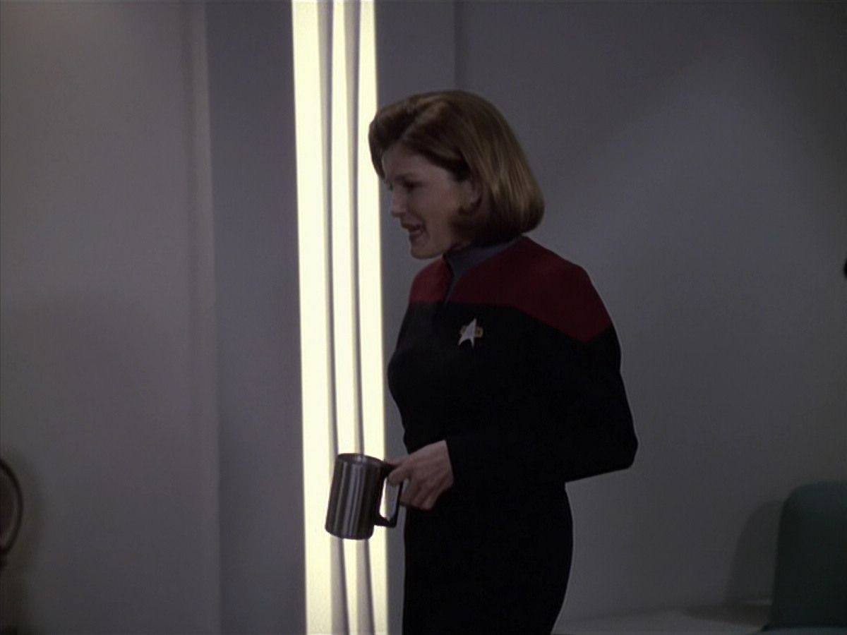 extant_StarTrek_VOY_6x24-LifeLine_00720.jpg