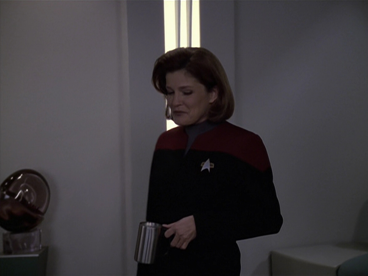 extant_StarTrek_VOY_6x24-LifeLine_00721.jpg