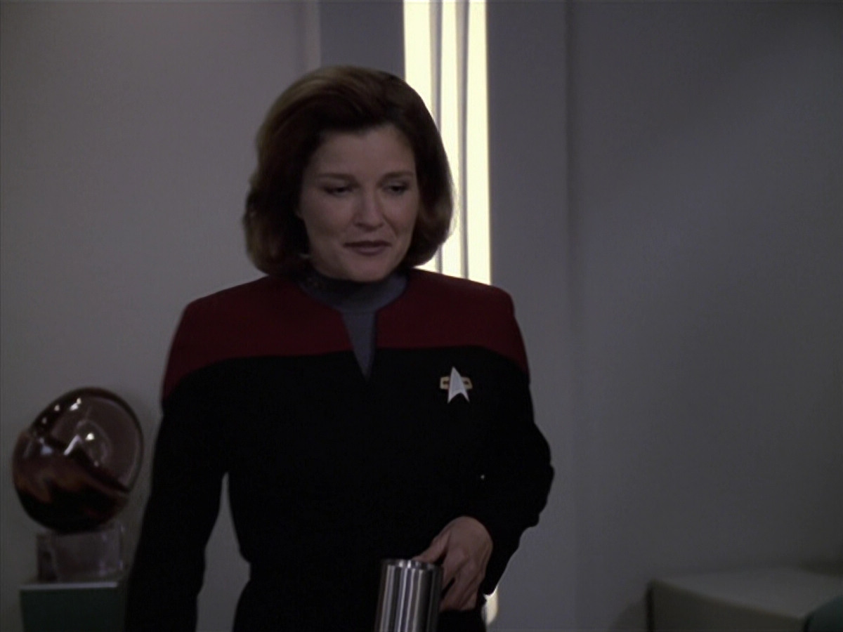 extant_StarTrek_VOY_6x24-LifeLine_00722.jpg
