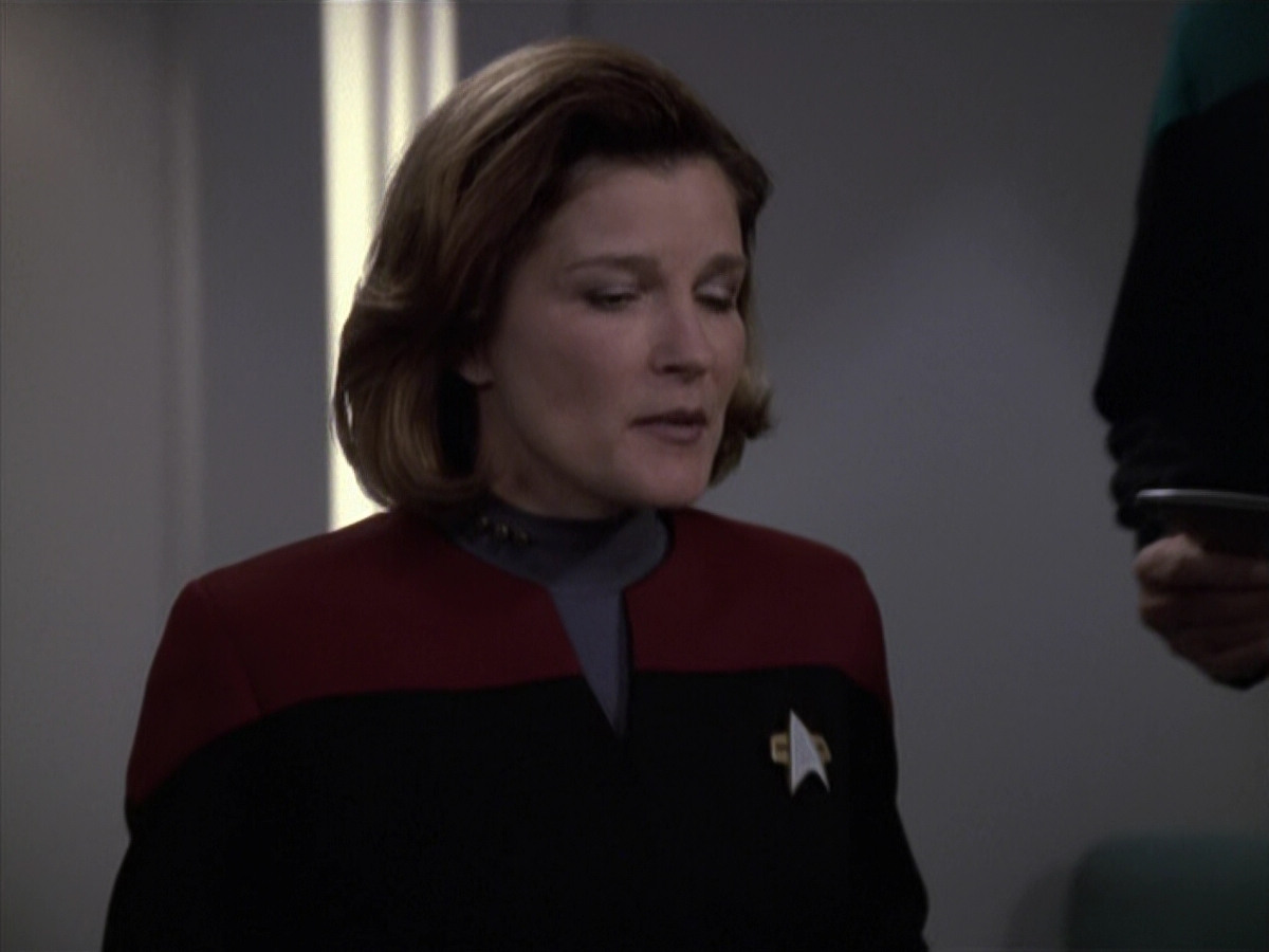 extant_StarTrek_VOY_6x24-LifeLine_00724.jpg
