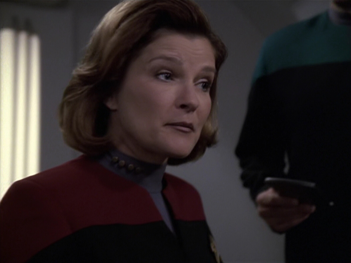 extant_StarTrek_VOY_6x24-LifeLine_00725.jpg