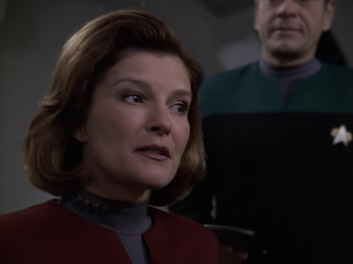 extant_StarTrek_VOY_6x24-LifeLine_00726.jpg