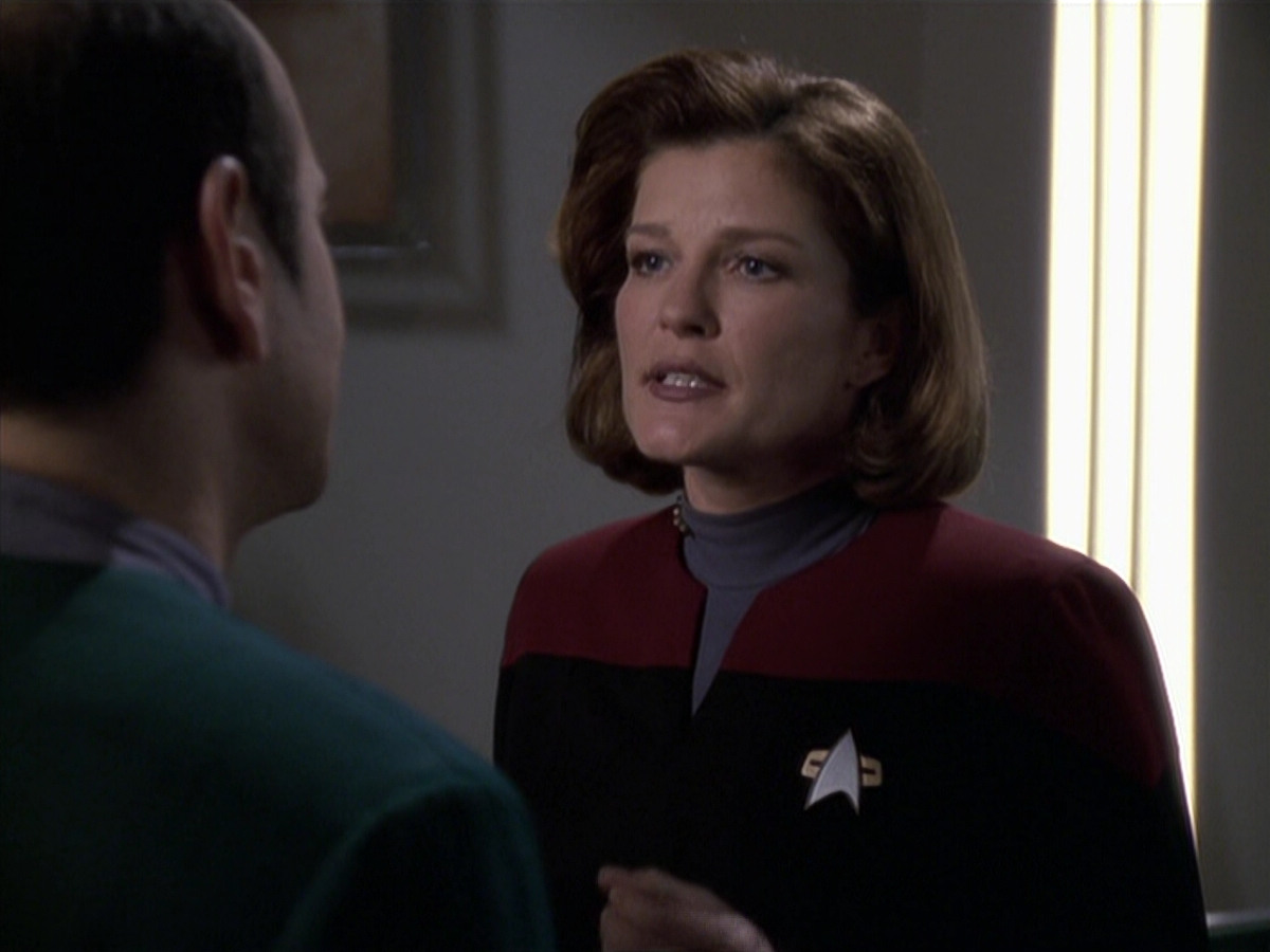 extant_StarTrek_VOY_6x24-LifeLine_00748.jpg