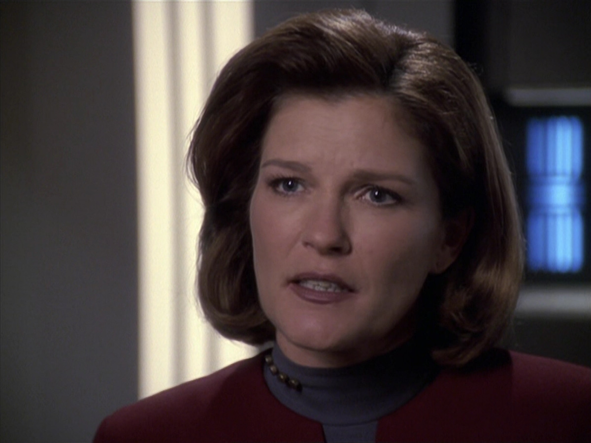 extant_StarTrek_VOY_6x24-LifeLine_00786.jpg