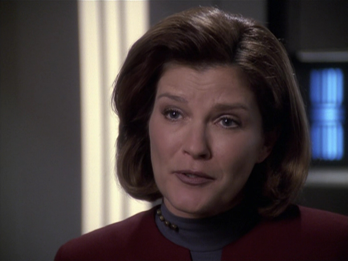extant_StarTrek_VOY_6x24-LifeLine_00789.jpg