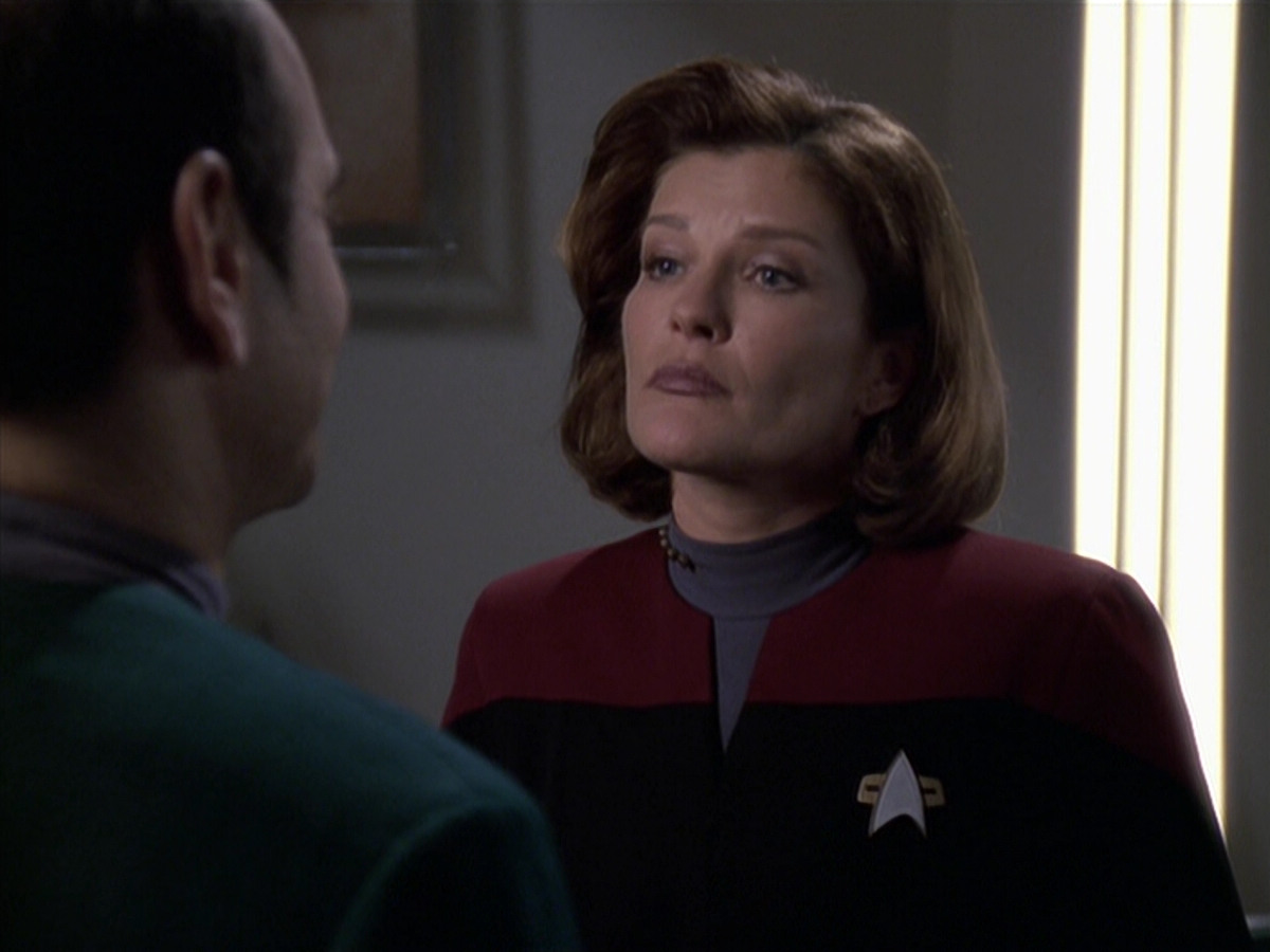 extant_StarTrek_VOY_6x24-LifeLine_00817.jpg