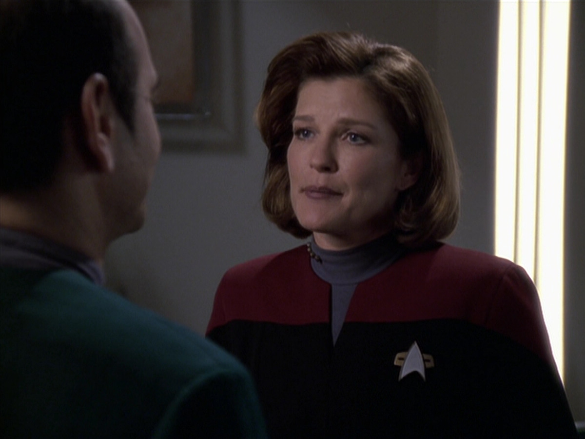extant_StarTrek_VOY_6x24-LifeLine_00821.jpg