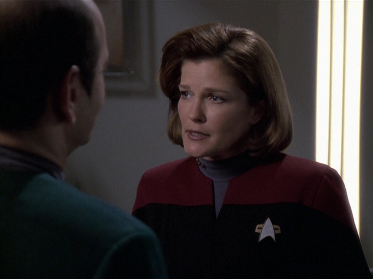 extant_StarTrek_VOY_6x24-LifeLine_00826.jpg