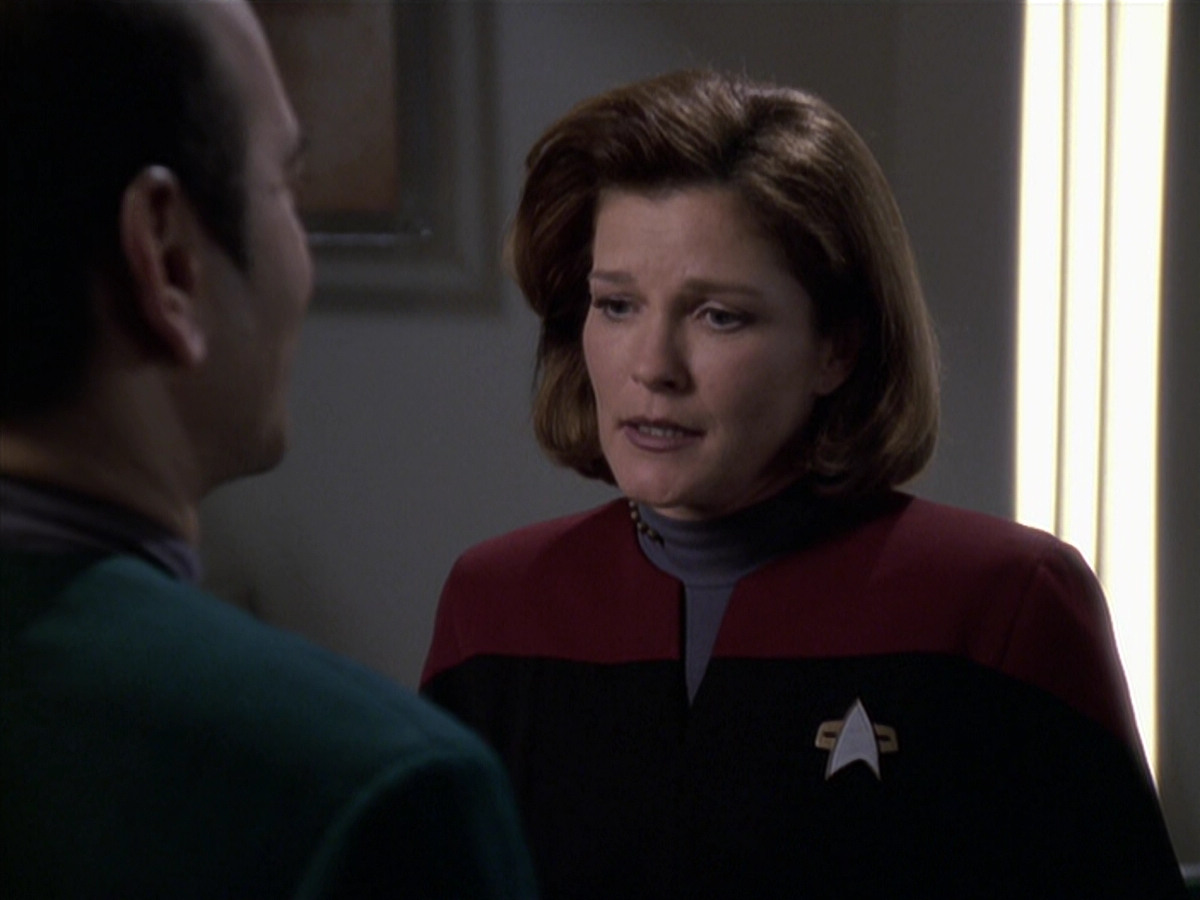 extant_StarTrek_VOY_6x24-LifeLine_00829.jpg