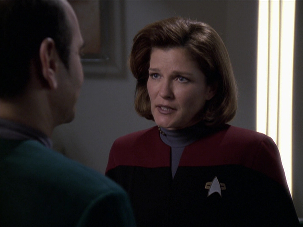 extant_StarTrek_VOY_6x24-LifeLine_00834.jpg