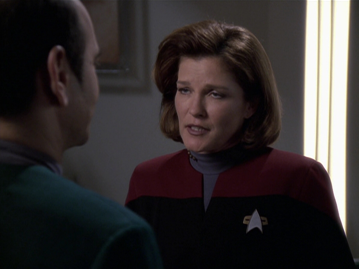 extant_StarTrek_VOY_6x24-LifeLine_00835.jpg
