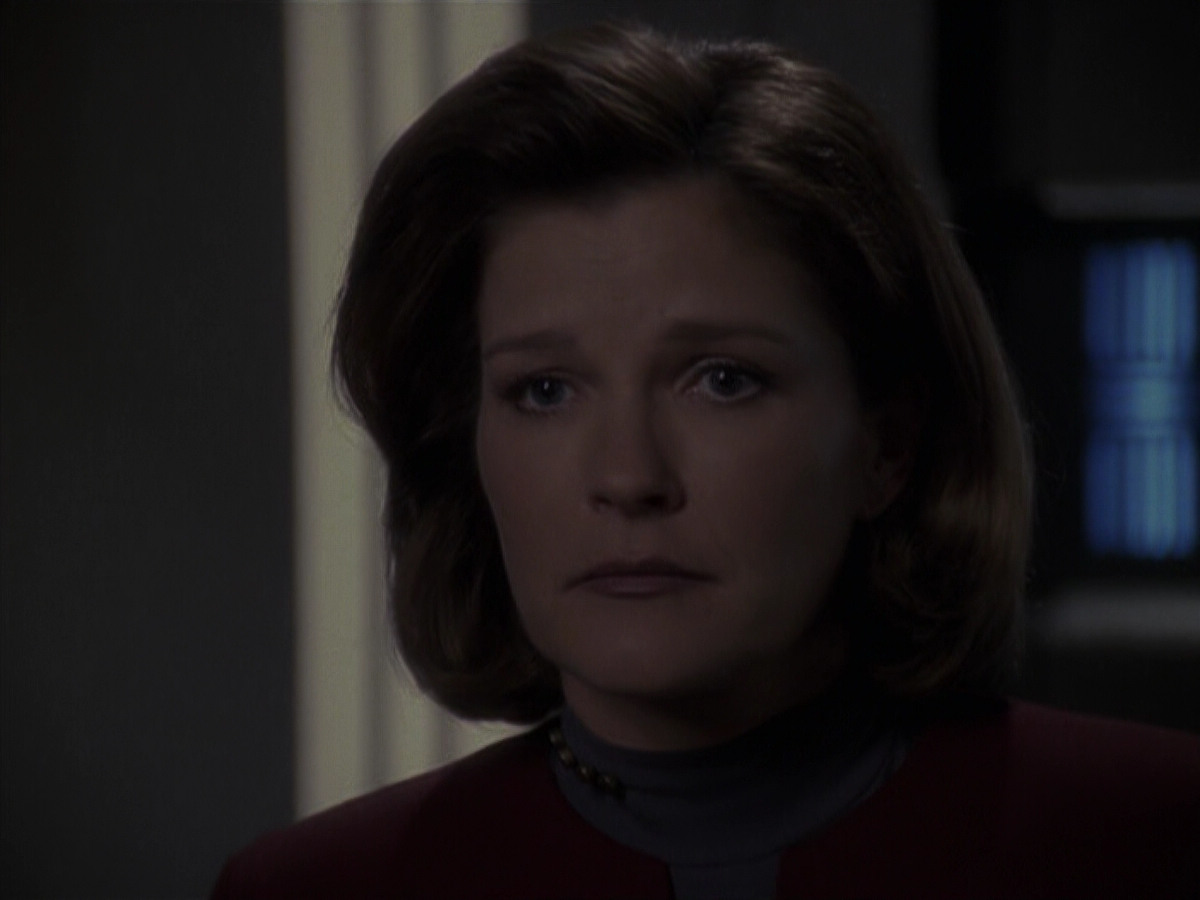 extant_StarTrek_VOY_6x24-LifeLine_00845.jpg