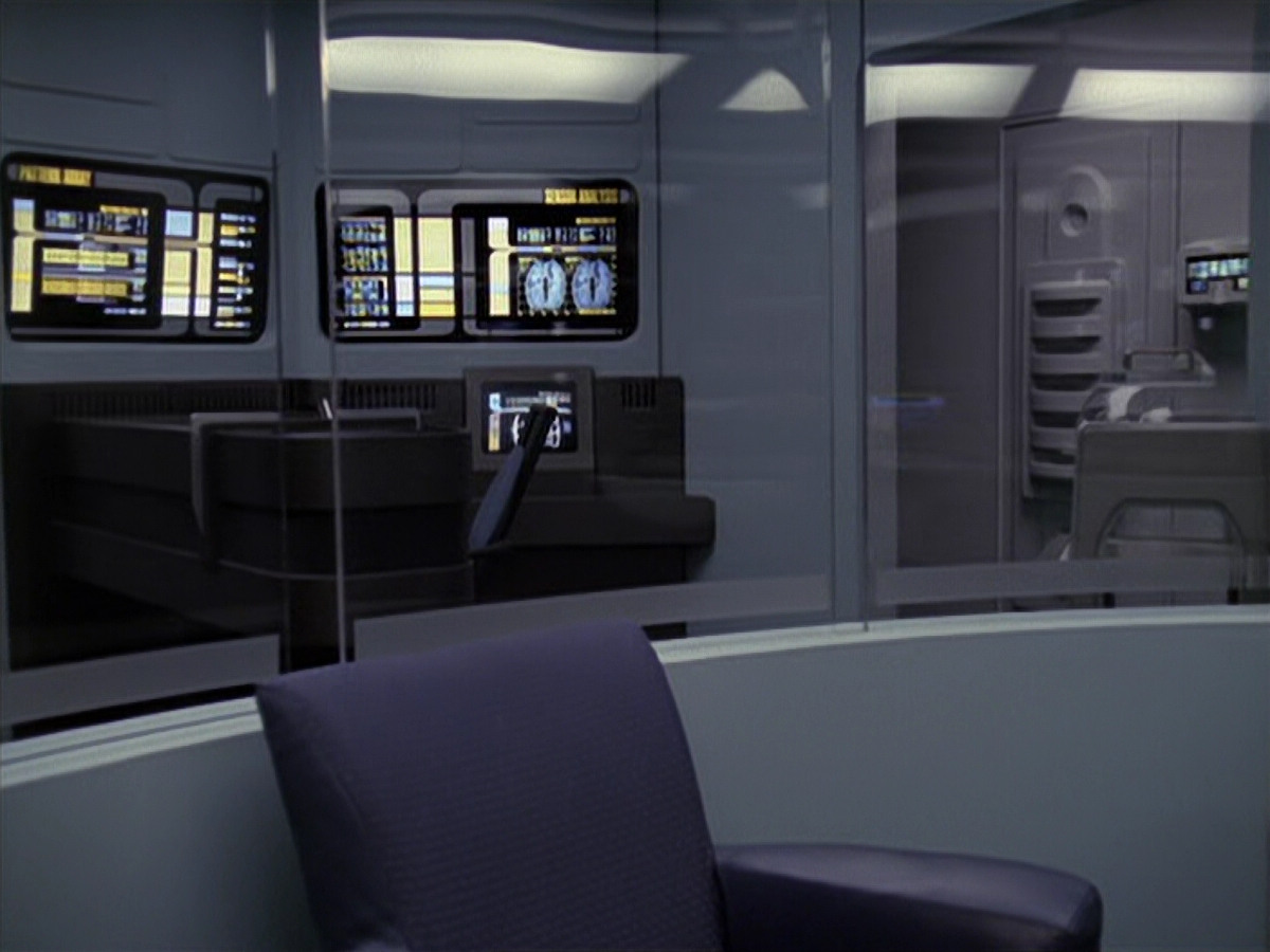 extant_StarTrek_VOY_6x24-LifeLine_00849.jpg