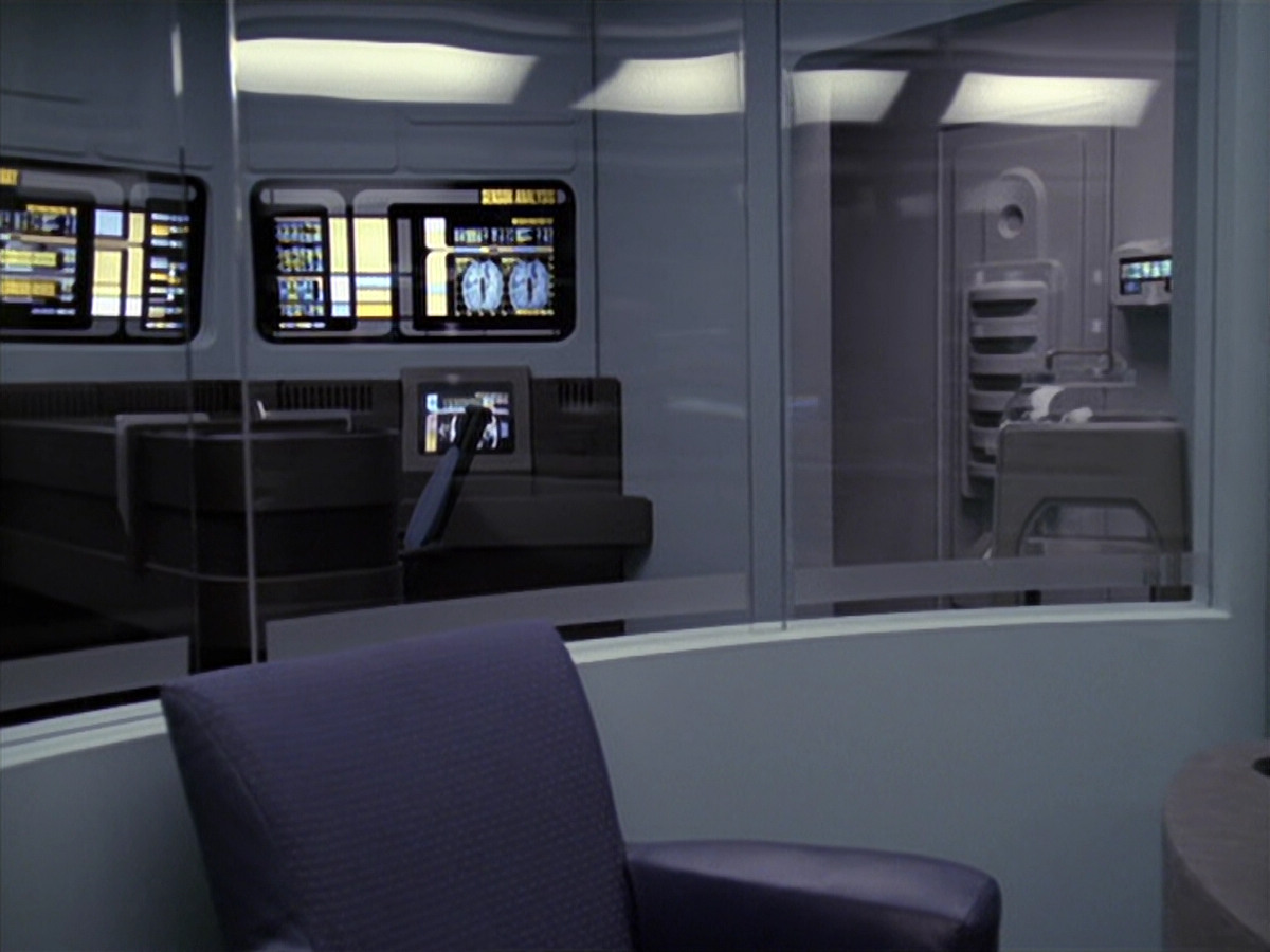 extant_StarTrek_VOY_6x24-LifeLine_00850.jpg