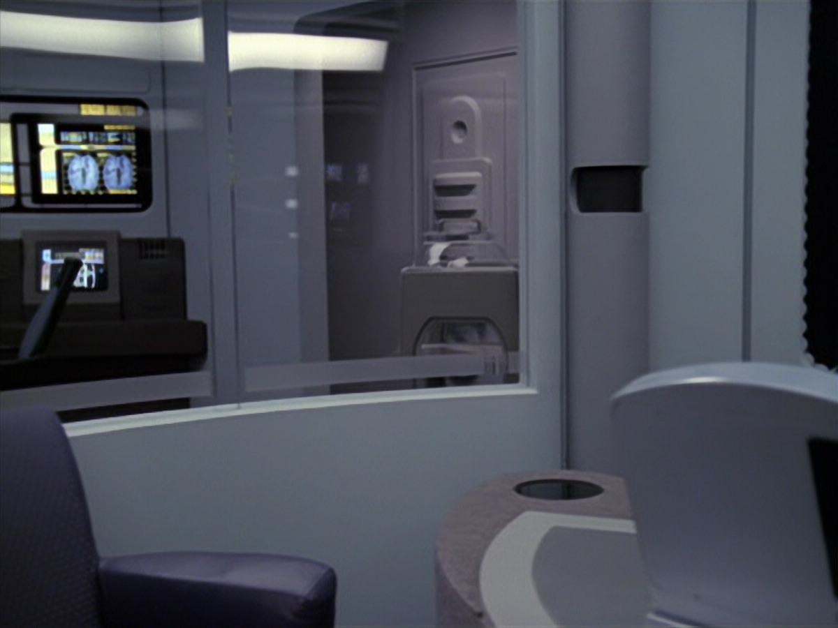 extant_StarTrek_VOY_6x24-LifeLine_00853.jpg