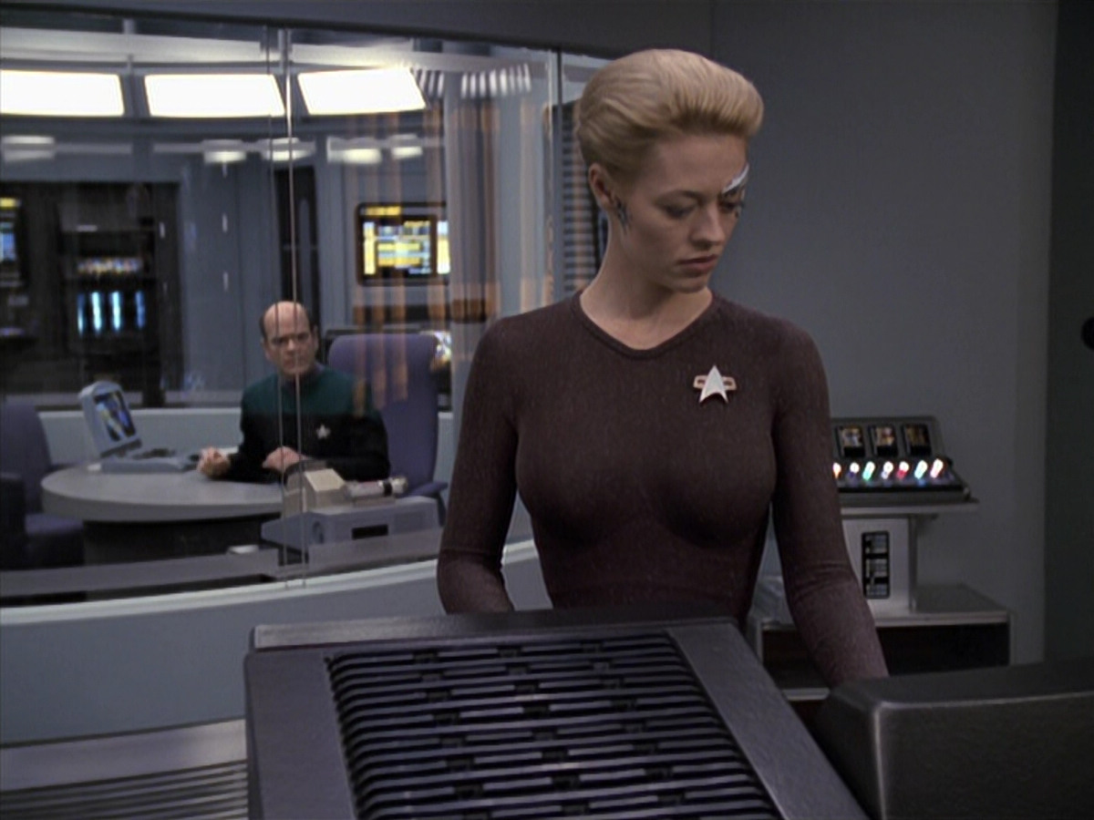 extant_StarTrek_VOY_6x24-LifeLine_00866.jpg