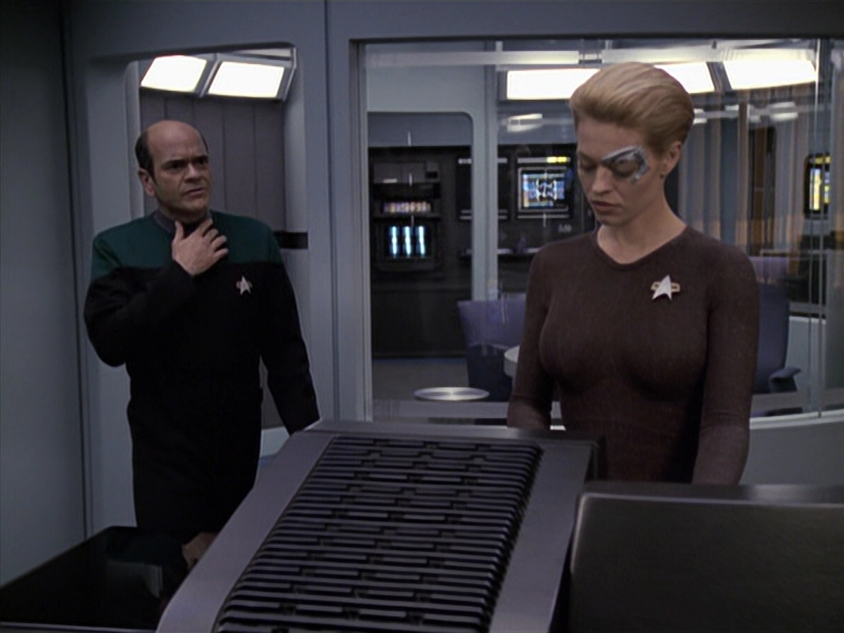 extant_StarTrek_VOY_6x24-LifeLine_00871.jpg