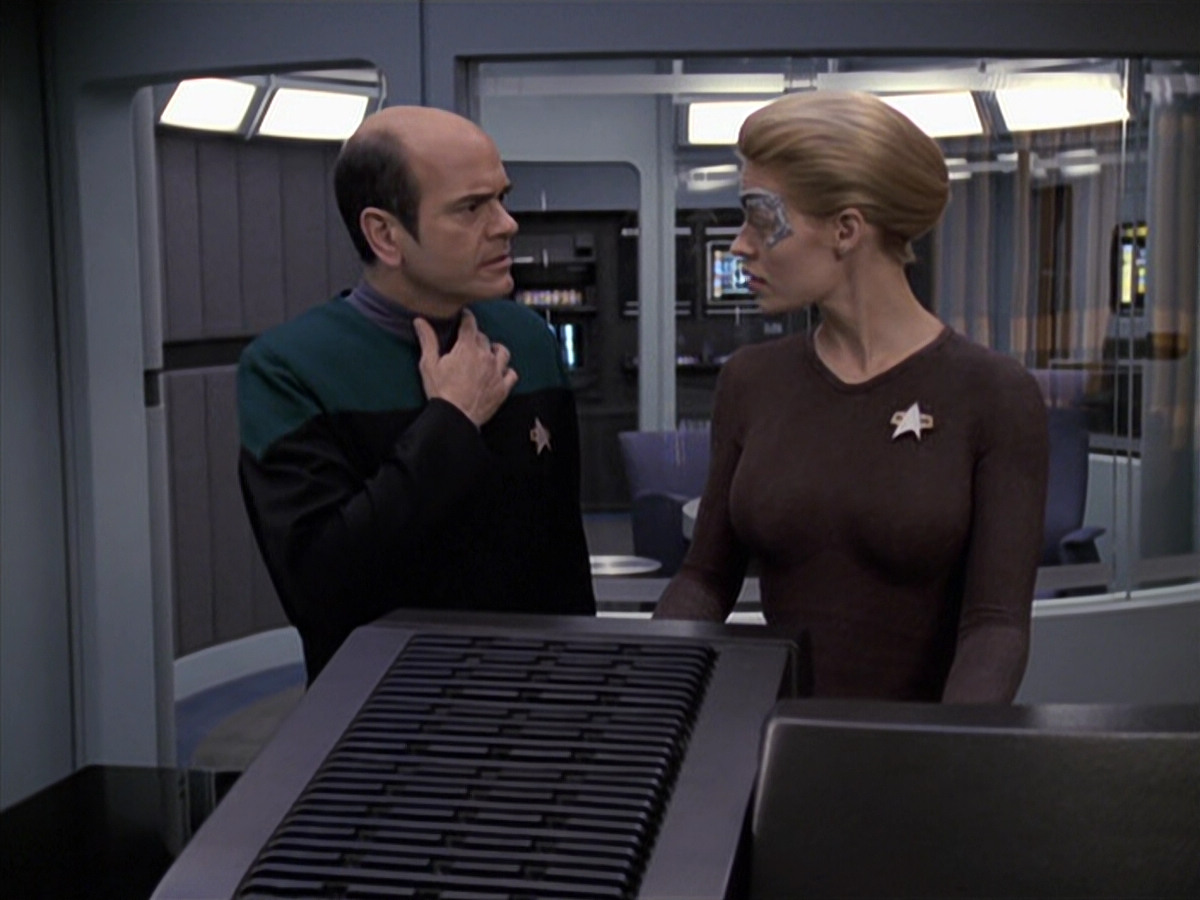 extant_StarTrek_VOY_6x24-LifeLine_00873.jpg