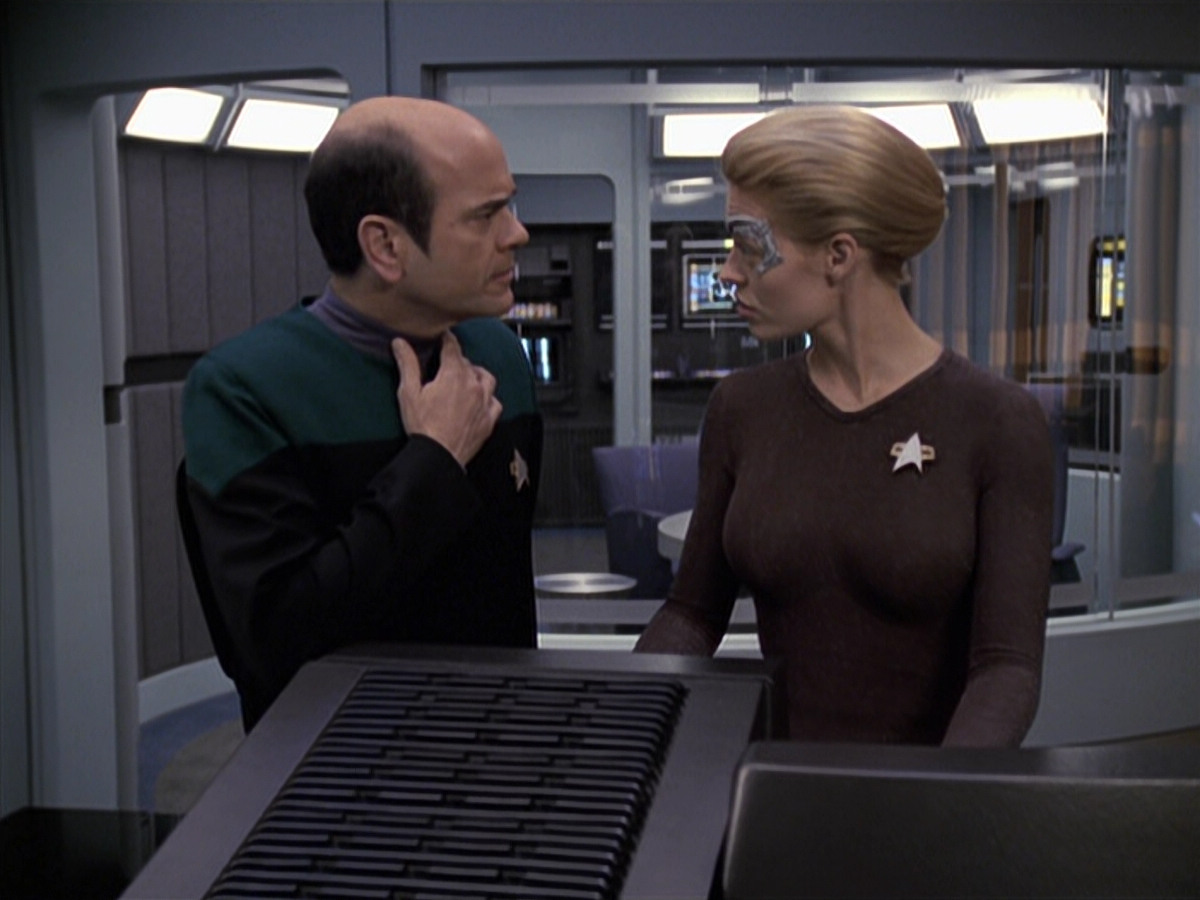 extant_StarTrek_VOY_6x24-LifeLine_00874.jpg