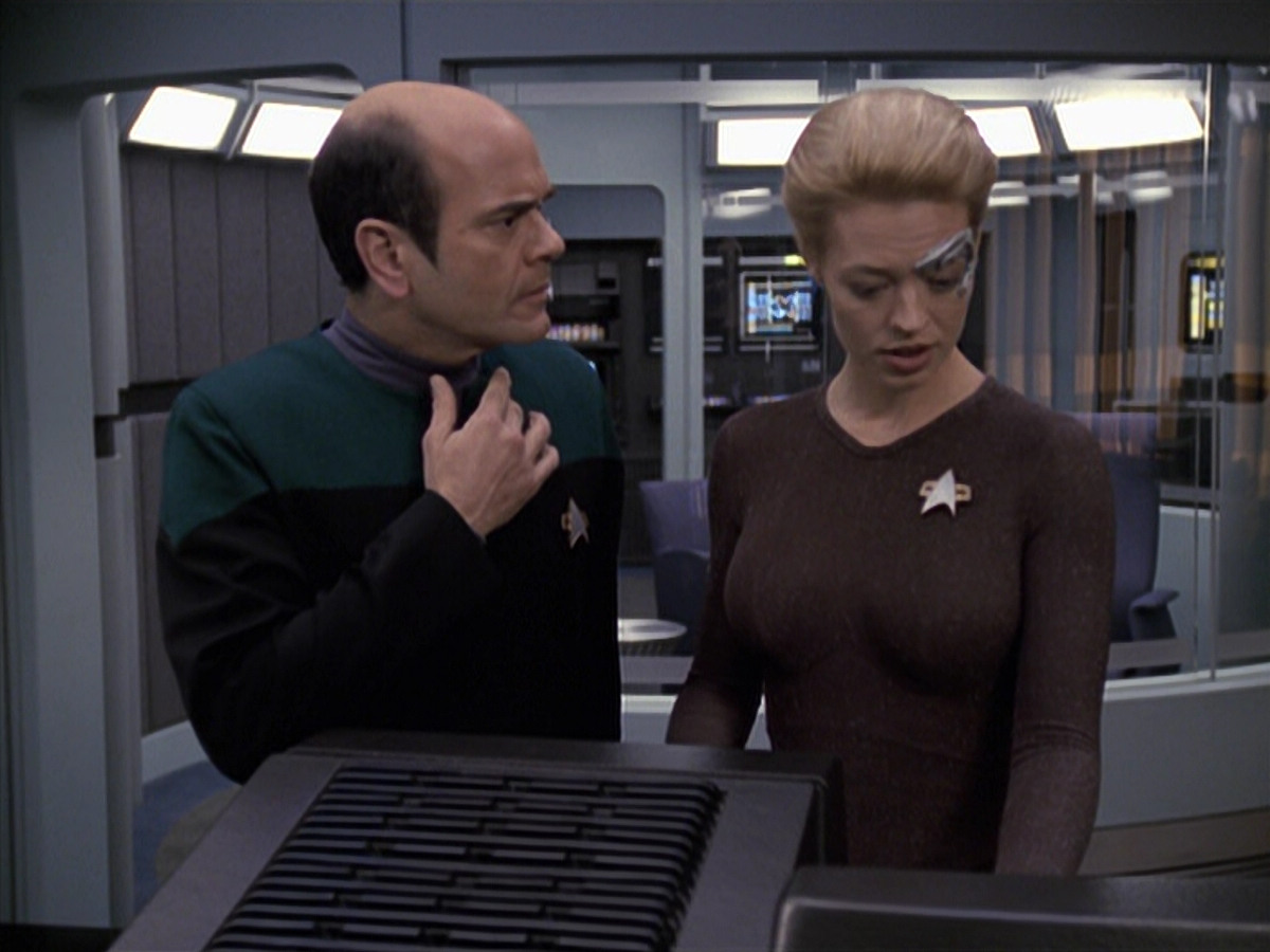 extant_StarTrek_VOY_6x24-LifeLine_00877.jpg