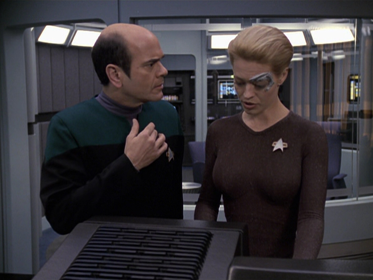 extant_StarTrek_VOY_6x24-LifeLine_00878.jpg