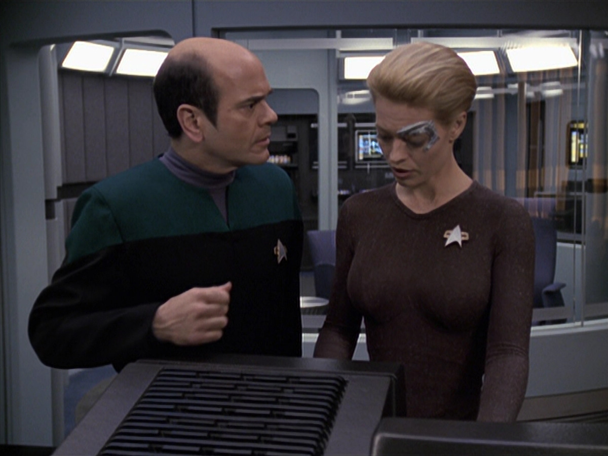 extant_StarTrek_VOY_6x24-LifeLine_00879.jpg