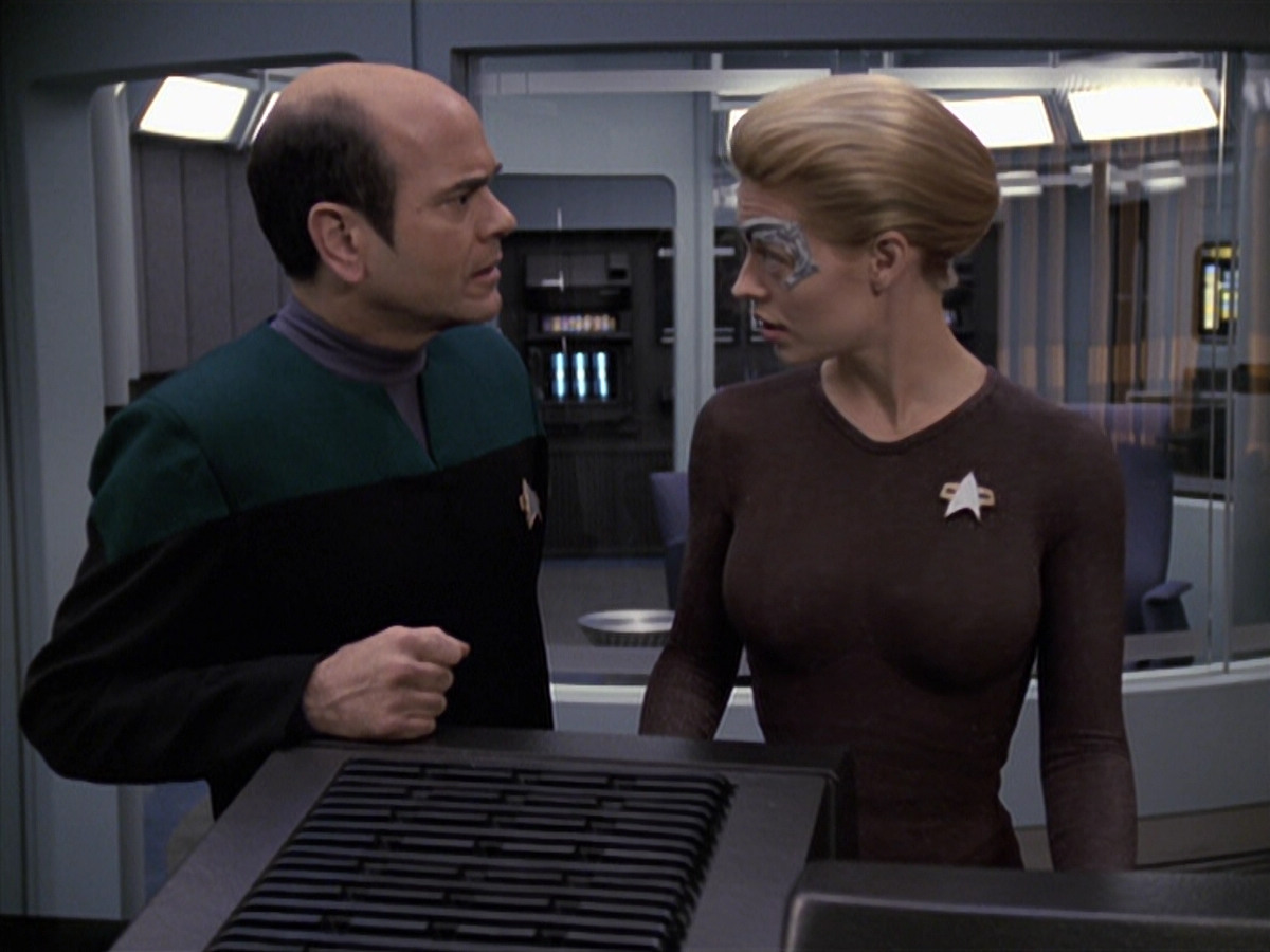 extant_StarTrek_VOY_6x24-LifeLine_00886.jpg