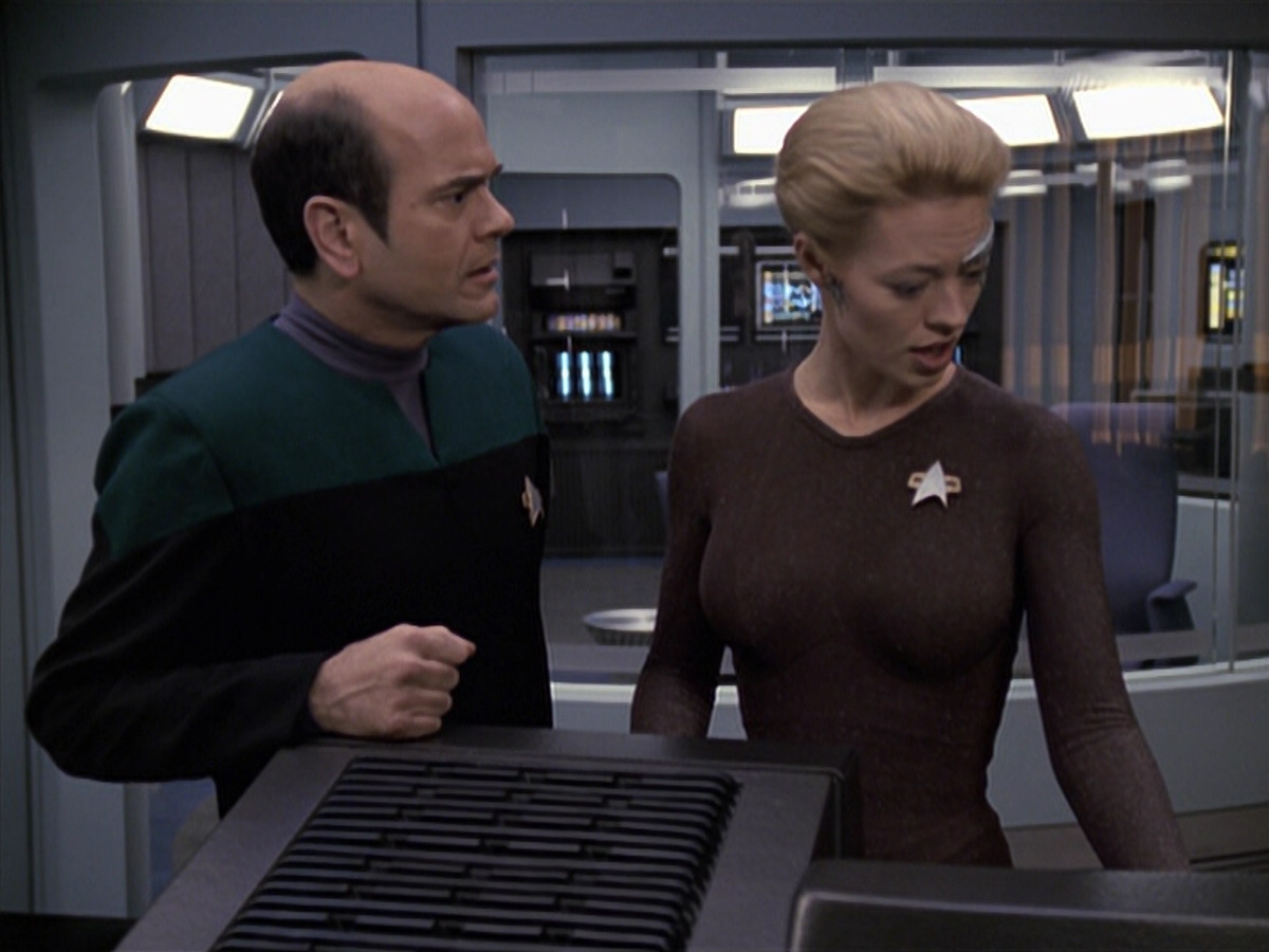 extant_StarTrek_VOY_6x24-LifeLine_00888.jpg