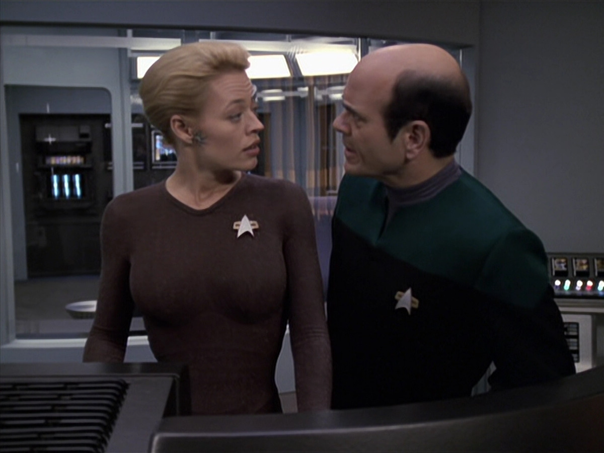 extant_StarTrek_VOY_6x24-LifeLine_00893.jpg