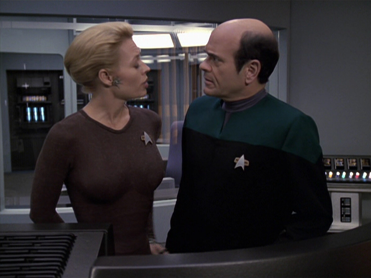 extant_StarTrek_VOY_6x24-LifeLine_00895.jpg